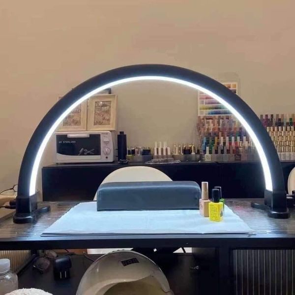 Đèn led bán nguyệt màu trơn Đen