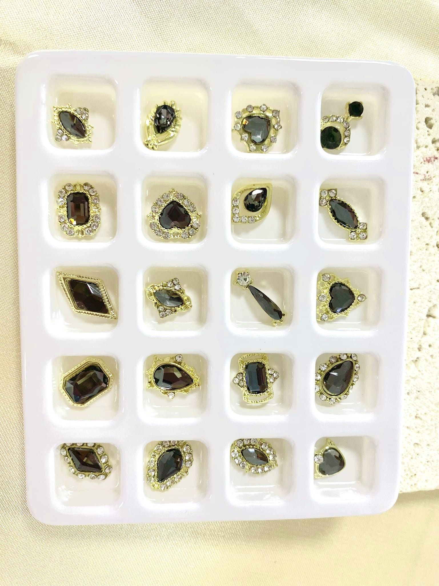 Đá khối đính charm chân bằng (20v) - đen