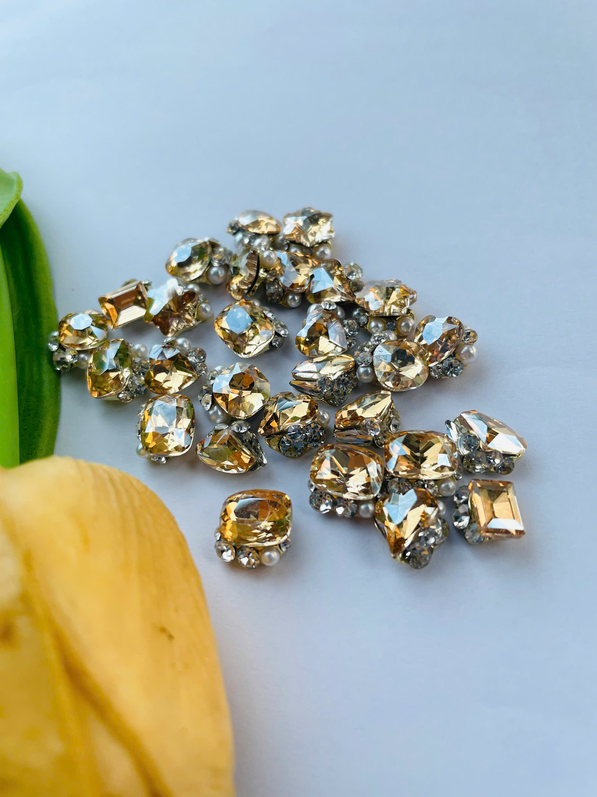 Đá khối chân nhọn chạy viền (50v) - vàng