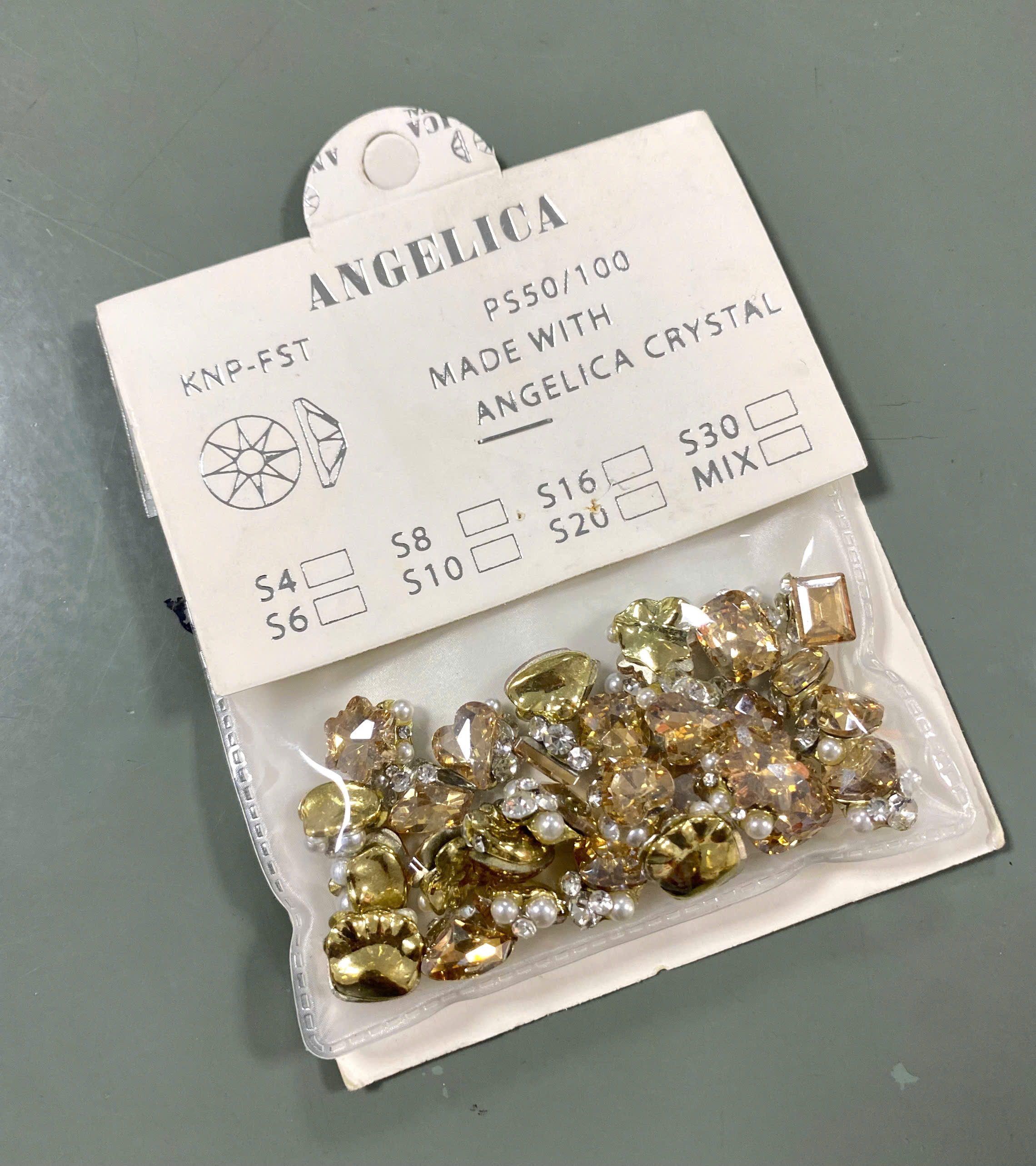 Đá khối chân nhọn chạy viền (50v) - vàng